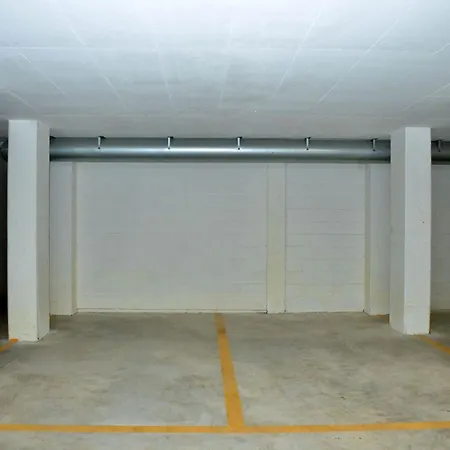 Charming With Garden View 아파트