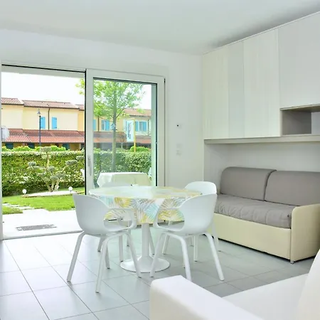 Charming With Garden View 아파트