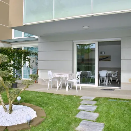 דירה Charming With Garden View ביביונה