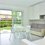 Charming With Garden View Daire